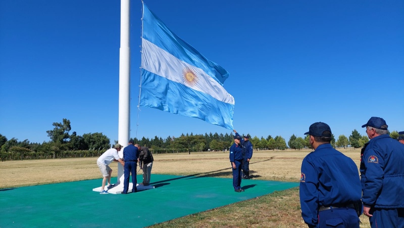 El Parque Héroes de Malvinas luce una nueva bandera en su mástil